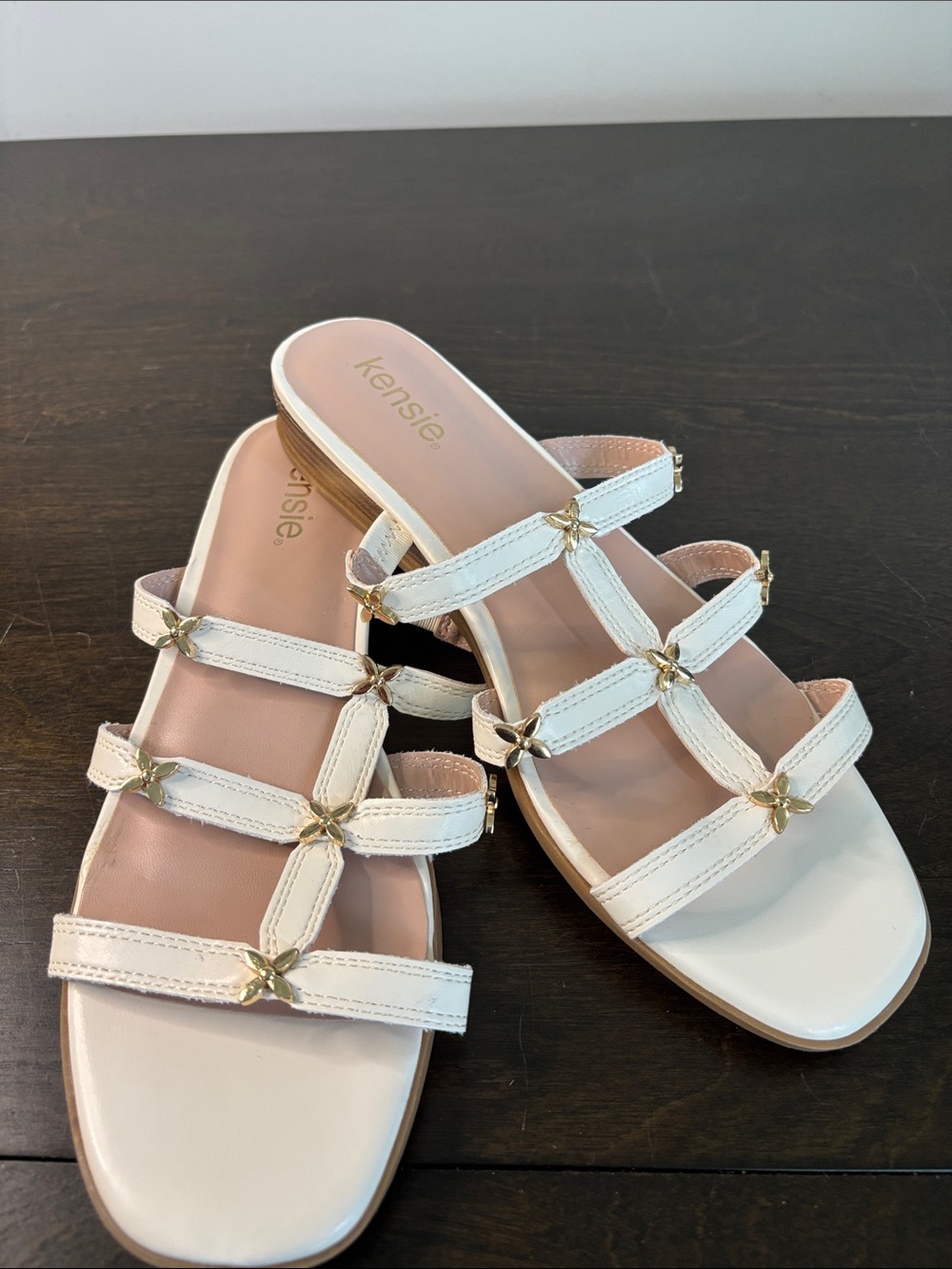 kensie White Multi-Strap Slide Sandals with Gold Floral Accents Size 10